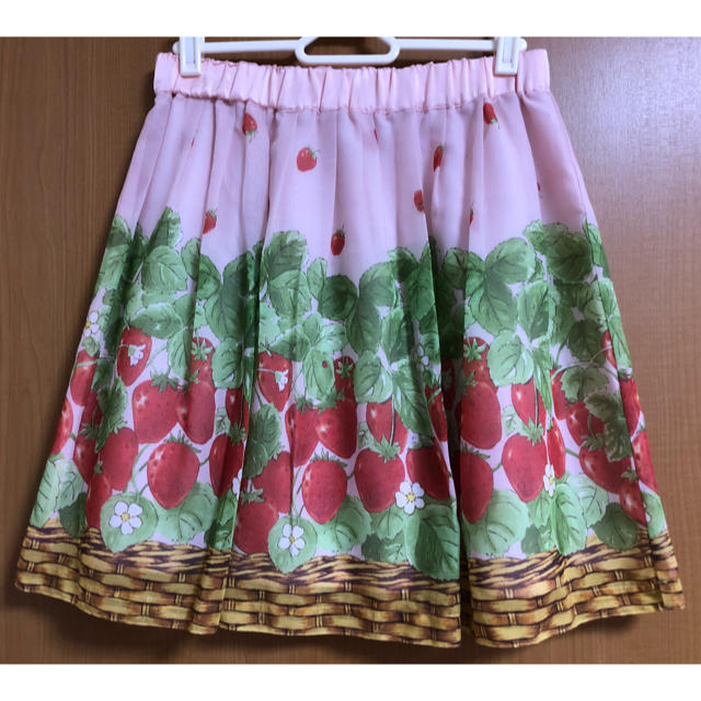 Emily Temple cute(エミリーテンプルキュート)の【最終値下げ】Emily Temple cute いちご柄スカート レディースのスカート(ひざ丈スカート)の商品写真
