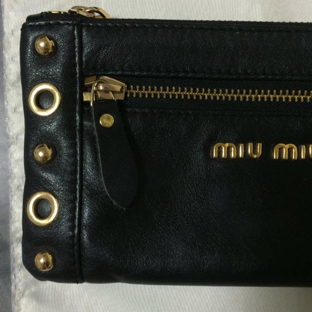 miumiu(ミュウミュウ)のレザースタッズポーチ レディースのファッション小物(ポーチ)の商品写真