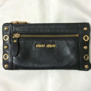 ミュウミュウ(miumiu)のレザースタッズポーチ(ポーチ)