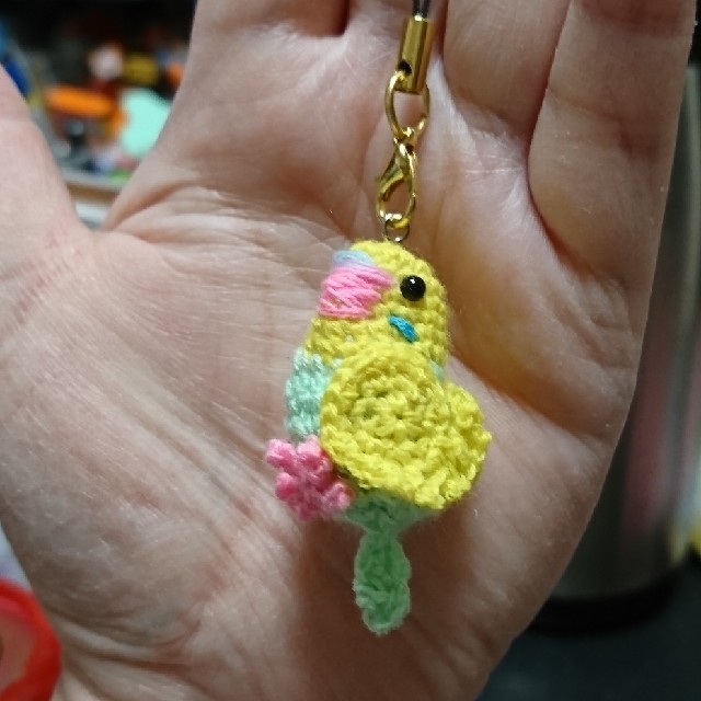 セキセイインコの編みぐるみストラップ ミニ ハンドメイドのぬいぐるみ/人形(あみぐるみ)の商品写真
