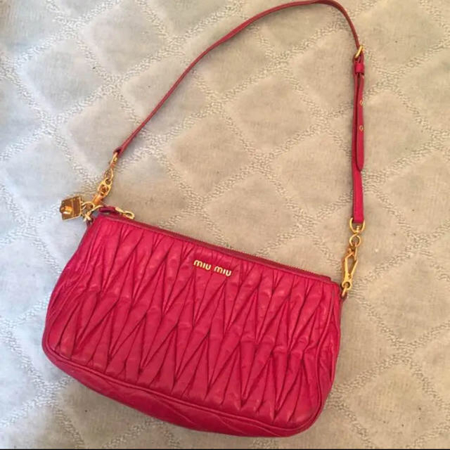 miumiu ピンクマトラッセ ショルダーバッグ バッグ レディース 保存 ...