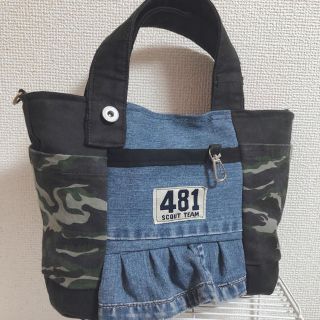 【ハンドメイド】デニムリメイク トートバッグ(黒×迷彩×デニムフリル)(バッグ)