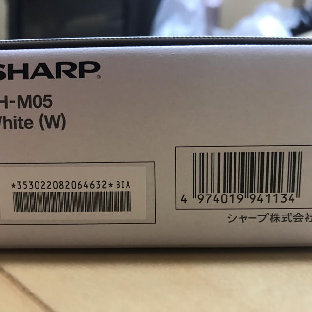 SHARP(シャープ)のシャープ SIMフリースマホ SH-M05 ホワイト スマホ/家電/カメラのスマートフォン/携帯電話(スマートフォン本体)の商品写真