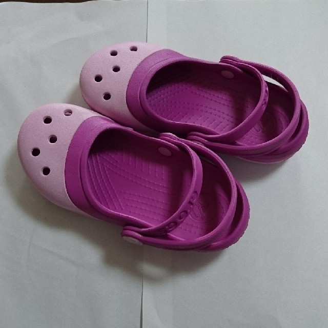 crocs(クロックス)のcrocs キッズ c11 キッズ/ベビー/マタニティのキッズ靴/シューズ(15cm~)(サンダル)の商品写真