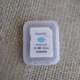 トウシバ(東芝)のFlashAir TOSHIBA 無線LAN搭載 SDカード  [32GB] (PC周辺機器)