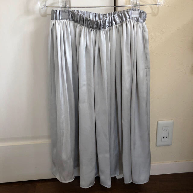 Hug O War(ハグオーワー)のハグオーワー    サテンニースカート グレー レディースのスカート(ひざ丈スカート)の商品写真