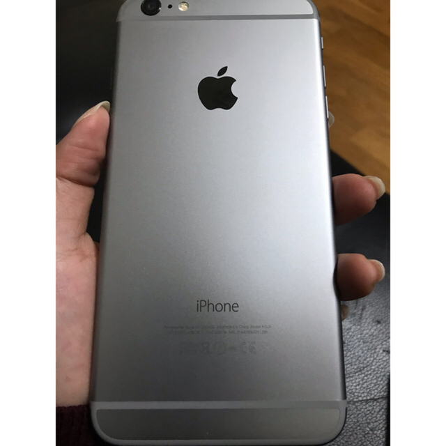 Apple(アップル)のiPhone6Plus  スペースグレイ 128GB au スマホ/家電/カメラのスマートフォン/携帯電話(スマートフォン本体)の商品写真