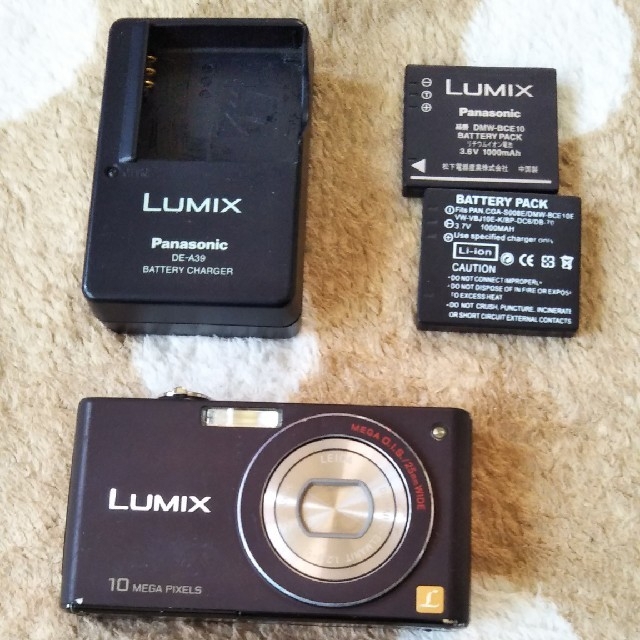 Panasonic(パナソニック)のLUMIX カメラと充電器　バッテリーあと1個付 スマホ/家電/カメラのカメラ(コンパクトデジタルカメラ)の商品写真