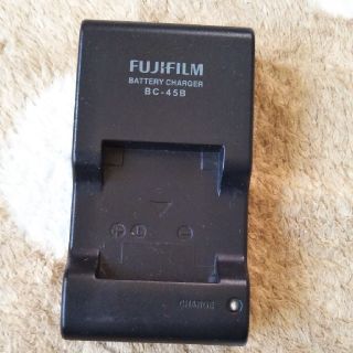 フジフイルム(富士フイルム)のFUJIFILMの充電器　すももさん専用(バッテリー/充電器)