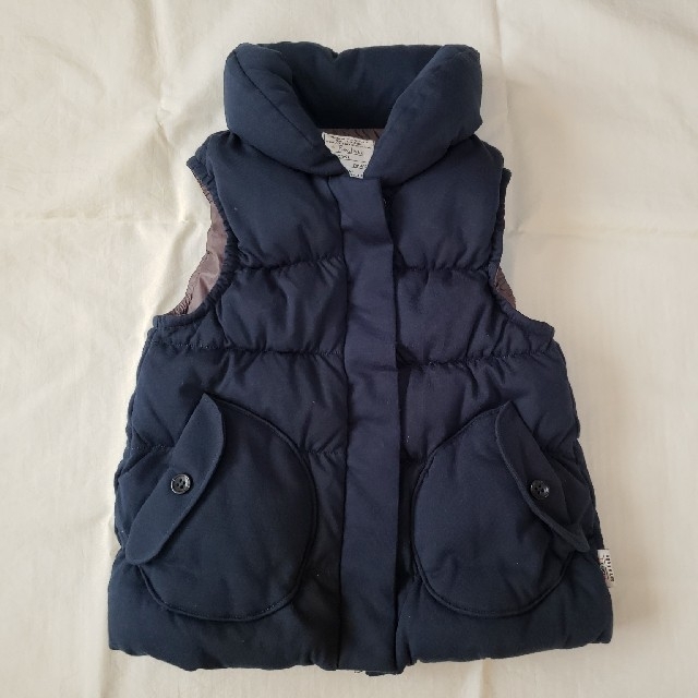 BeBe(ベベ)の紺色ベスト・サイズ120 キッズ/ベビー/マタニティのキッズ服女の子用(90cm~)(ジャケット/上着)の商品写真