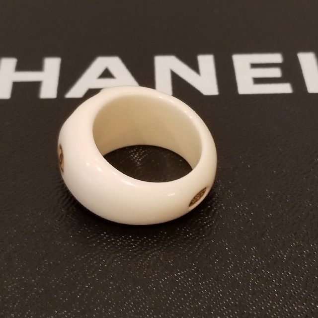 CHANEL(シャネル)の[正規品]　CHANEL　ホワイトリング　 レディースのアクセサリー(リング(指輪))の商品写真