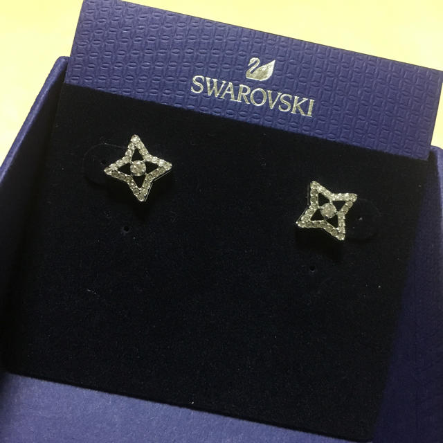 SWAROVSKI(スワロフスキー)の新品！未使用 スワロフスキーピアス BOX付 レディースのアクセサリー(ピアス)の商品写真