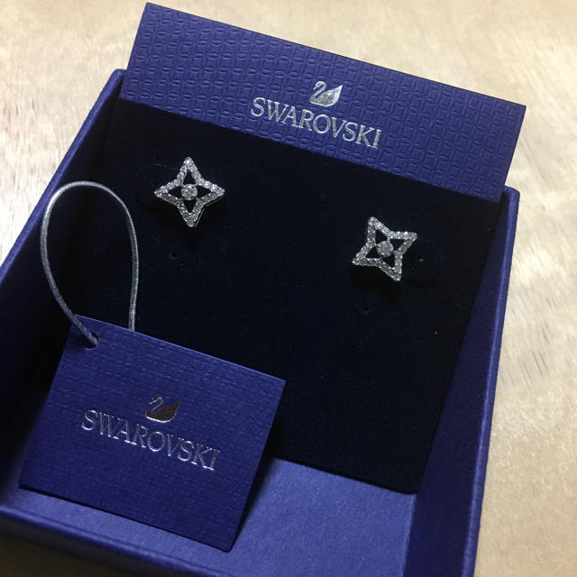 SWAROVSKI(スワロフスキー)の新品！未使用 スワロフスキーピアス BOX付 レディースのアクセサリー(ピアス)の商品写真