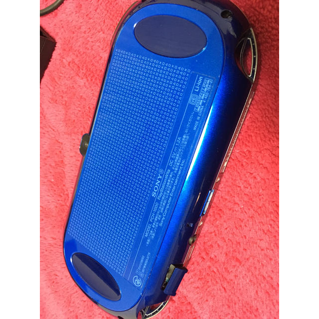 PlayStation Vita(プレイステーションヴィータ)のPSVITA PCH-1000(4GBメモリーカード付) エンタメ/ホビーのゲームソフト/ゲーム機本体(携帯用ゲーム機本体)の商品写真