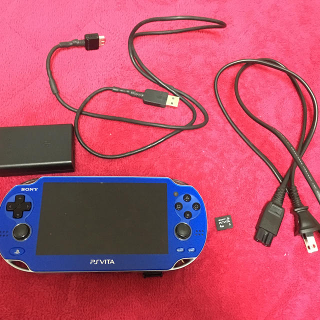 PlayStation Vita(プレイステーションヴィータ)のPSVITA PCH-1000(4GBメモリーカード付) エンタメ/ホビーのゲームソフト/ゲーム機本体(携帯用ゲーム機本体)の商品写真