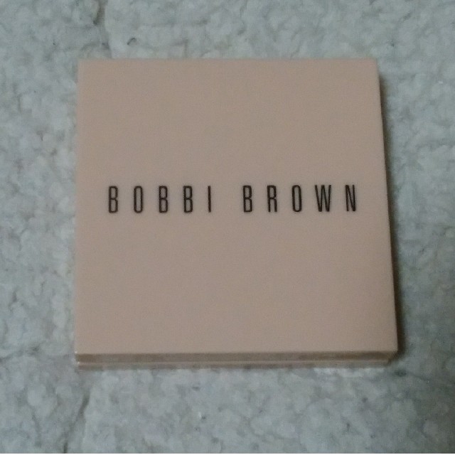 BOBBI BROWN(ボビイブラウン)のボビイ ブラウン  ヌード フィニッシュ イルミネイティング パウダー#04 コスメ/美容のベースメイク/化粧品(フェイスパウダー)の商品写真