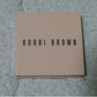 ボビイブラウン(BOBBI BROWN)のボビイ ブラウン  ヌード フィニッシュ イルミネイティング パウダー#04(フェイスパウダー)