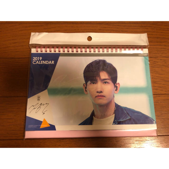 東方神起(トウホウシンキ)の東方神起 卓上カレンダー エンタメ/ホビーのCD(K-POP/アジア)の商品写真