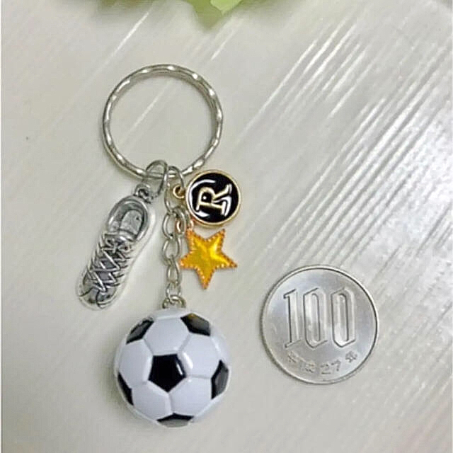 サッカーボール⭐︎キーホルダー スポーツ/アウトドアのサッカー/フットサル(応援グッズ)の商品写真