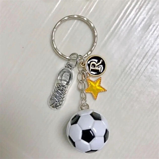 サッカーボール⭐︎キーホルダー スポーツ/アウトドアのサッカー/フットサル(応援グッズ)の商品写真