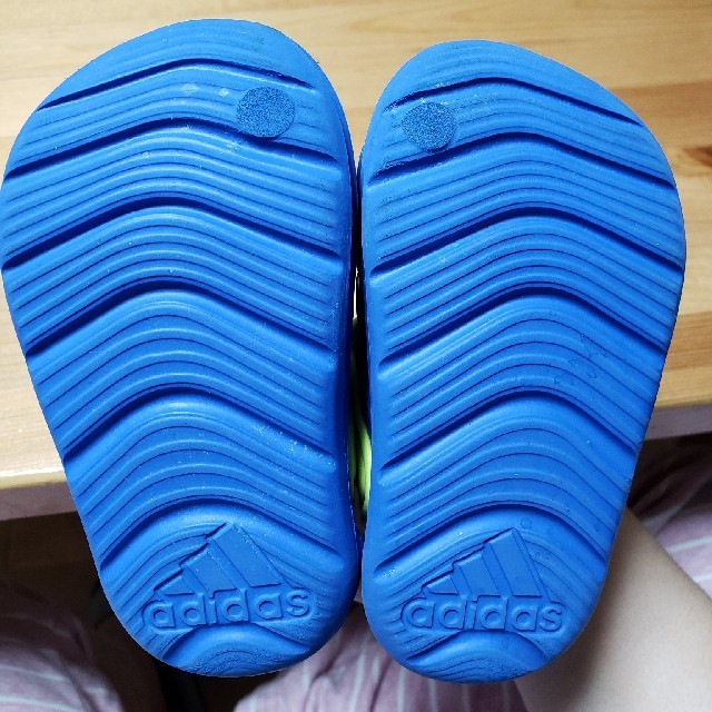 adidas(アディダス)のアディダス キッズ/ベビー/マタニティのベビー靴/シューズ(~14cm)(サンダル)の商品写真