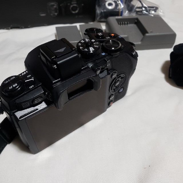 OLYMPUS(オリンパス)のOLYMPUS OM-D E-M1 予備バッテリー付き スマホ/家電/カメラのカメラ(ミラーレス一眼)の商品写真