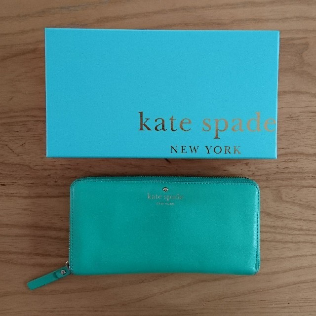 kate spade new york(ケイトスペードニューヨーク)のkatespade ラウンドジップ 長財布

 レディースのファッション小物(財布)の商品写真