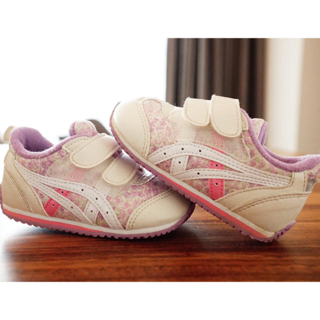 asics(アシックス)の美品 アシックス ベビー シューズ 花柄  キッズ/ベビー/マタニティのベビー靴/シューズ(~14cm)(スニーカー)の商品写真