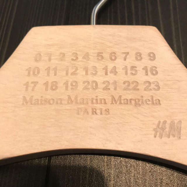 Maison Martin Margiela(マルタンマルジェラ)のマルジェラ H&M 木製ハンガー 無垢素材風 インテリア/住まい/日用品の収納家具(押し入れ収納/ハンガー)の商品写真