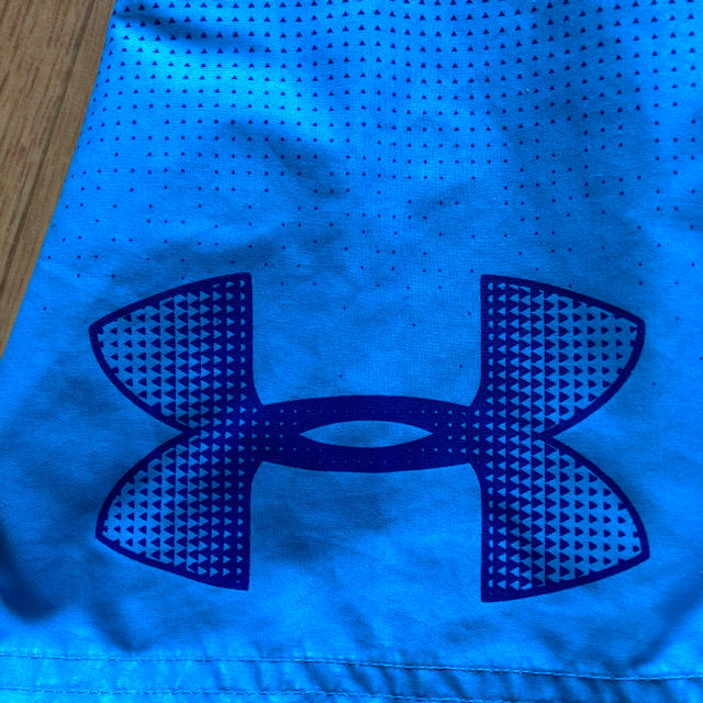 UNDER ARMOUR(アンダーアーマー)のアンダーアーマー140水着 キッズ/ベビー/マタニティのキッズ服男の子用(90cm~)(水着)の商品写真