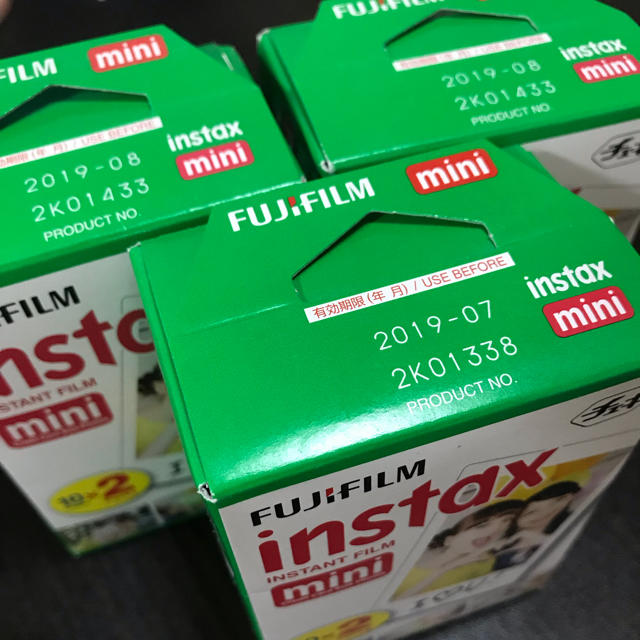 富士フイルム(フジフイルム)のinstax mini チェキフィルム  スマホ/家電/カメラのカメラ(フィルムカメラ)の商品写真