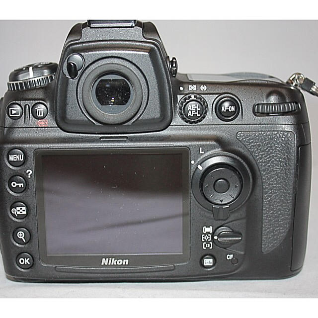 Nikon D700 ボディ。元箱・CFカード付き。シャッター数 (2632枚)