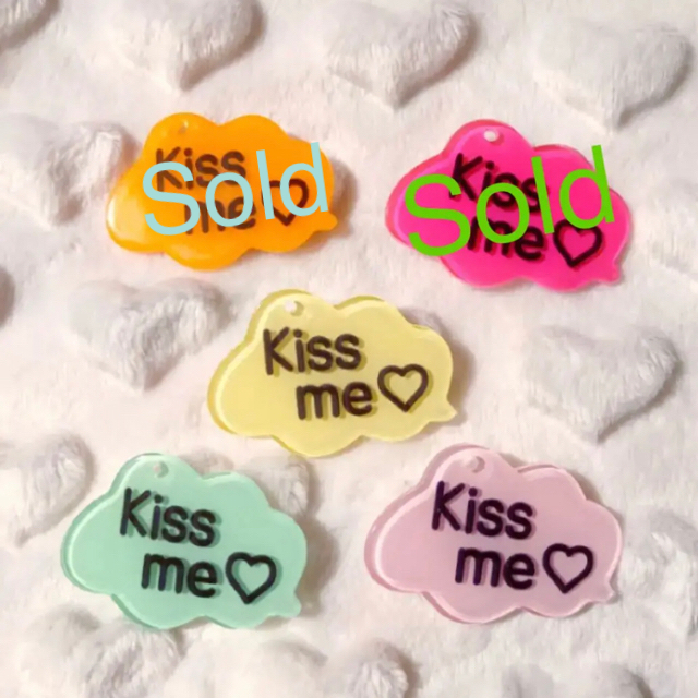 Kiss me ♡ チャーム ハンドメイド パーツ 資材 ビンテージシーツ ハンドメイドの素材/材料(各種パーツ)の商品写真