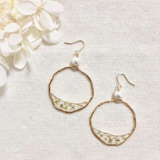 お花畑のフープピアス/イヤリング（ホワイト）(ピアス)