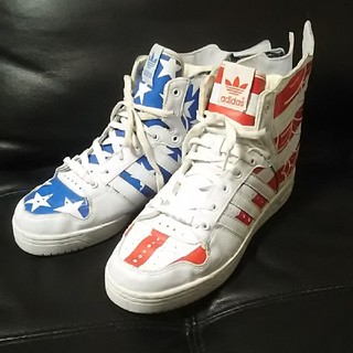 ジェレミースコット(JEREMY SCOTT)の
限定USA柄ウィング!ジェレミースコット×アディダスコラボスニーカー白


(スニーカー)