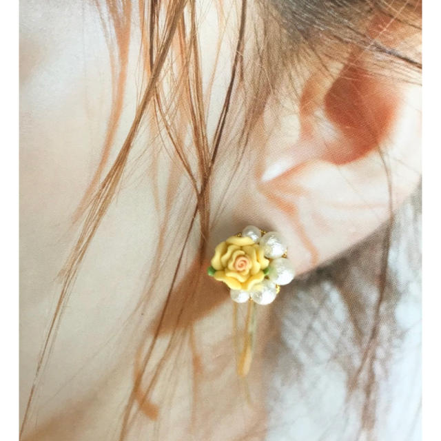 お花のビジューイヤリングイエロー ハンドメイドのアクセサリー(ピアス)の商品写真