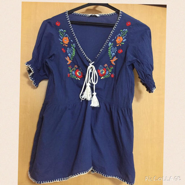 RETRO GIRL(レトロガール)の刺繍の紺色シャツ レディースのトップス(シャツ/ブラウス(半袖/袖なし))の商品写真
