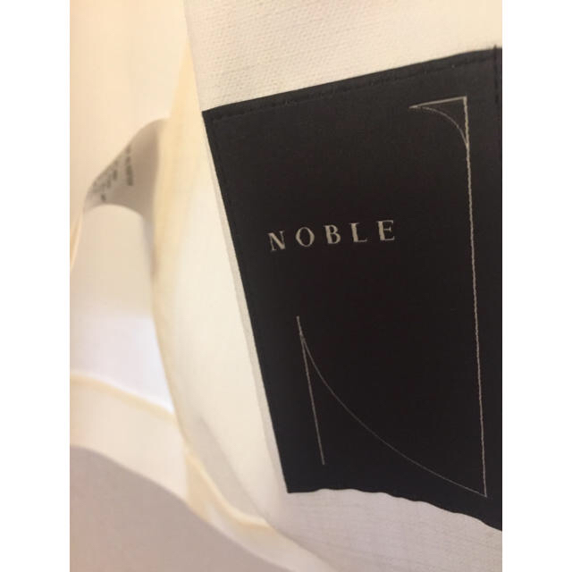 Noble(ノーブル)のNoble ノーカラーホワイトロングジャケット レディースのジャケット/アウター(ノーカラージャケット)の商品写真