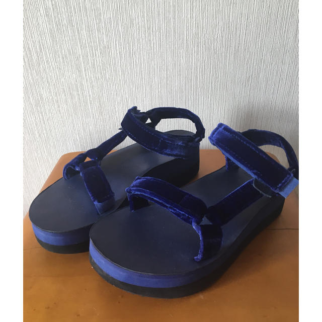 Teva(テバ)のteva ベルベットブルー レディースの靴/シューズ(サンダル)の商品写真