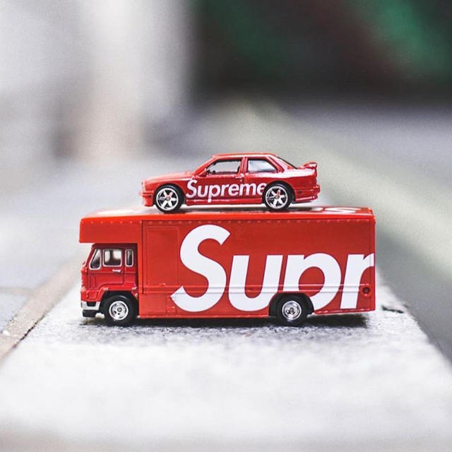 Supreme(シュプリーム)のsupreme Hot Wheels™ Fleet Flyer™ + 1992  エンタメ/ホビーのおもちゃ/ぬいぐるみ(ミニカー)の商品写真