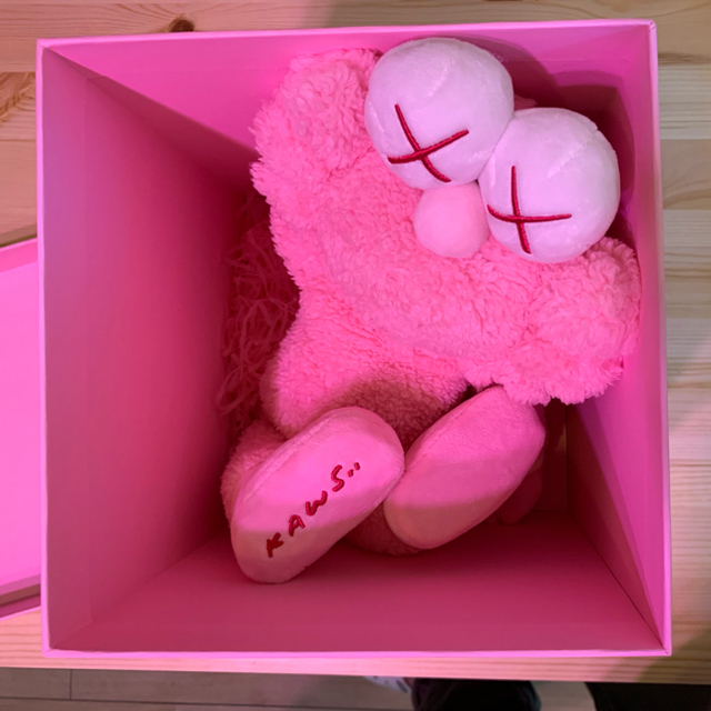 MEDICOM TOY(メディコムトイ)のBFF Kaws Pink Plush エンタメ/ホビーのおもちゃ/ぬいぐるみ(ぬいぐるみ)の商品写真