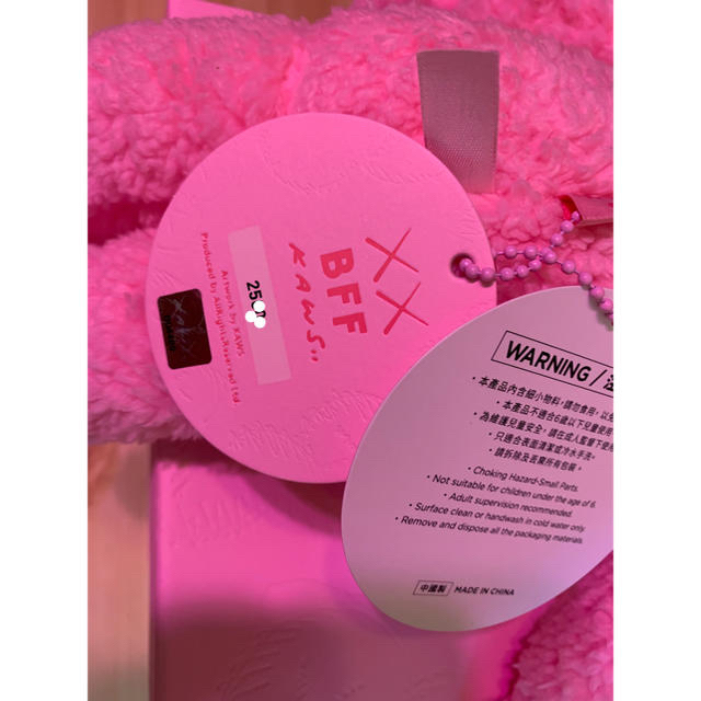 MEDICOM TOY(メディコムトイ)のBFF Kaws Pink Plush エンタメ/ホビーのおもちゃ/ぬいぐるみ(ぬいぐるみ)の商品写真