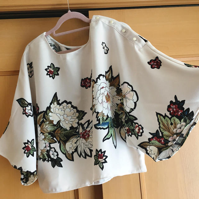 ZARA(ザラ)のZARAフラワープリントトップス レディースのトップス(シャツ/ブラウス(長袖/七分))の商品写真