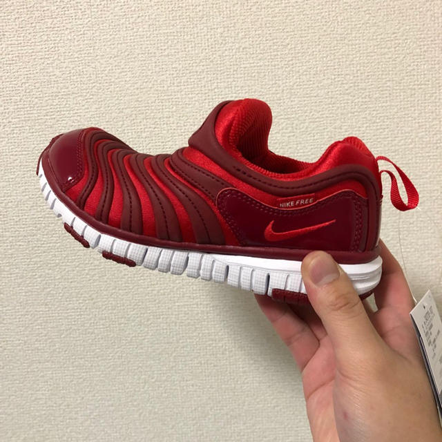 NIKE(ナイキ)のNIKEナイキ ダイナモフリー 22センチRED キッズ/ベビー/マタニティのキッズ靴/シューズ(15cm~)(スニーカー)の商品写真