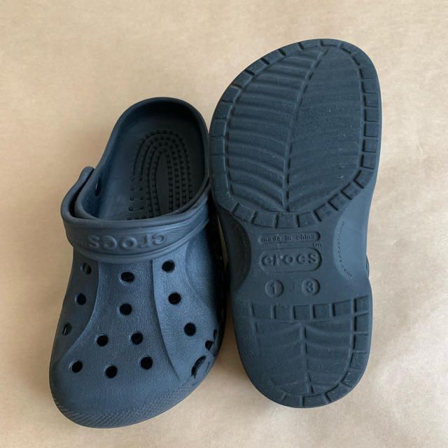 crocs(クロックス)の【美品】クロックス ブラック J3 21cm キッズ/ベビー/マタニティのキッズ靴/シューズ(15cm~)(サンダル)の商品写真