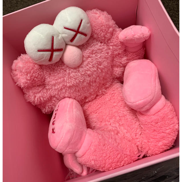 Supreme(シュプリーム)のBFF KAWS Limited Pink Plush 3000体限定 エンタメ/ホビーのおもちゃ/ぬいぐるみ(ぬいぐるみ)の商品写真