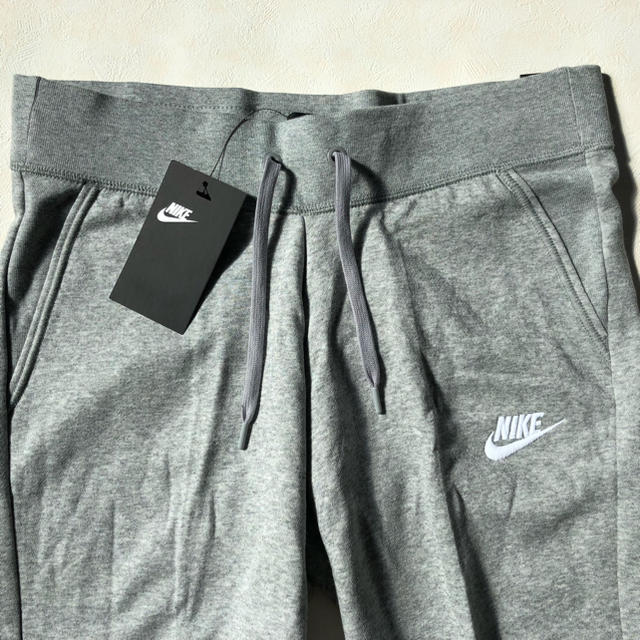 NIKE(ナイキ)のナイキ スウェット グレー ニューモデル 海外品 レディースのパンツ(その他)の商品写真