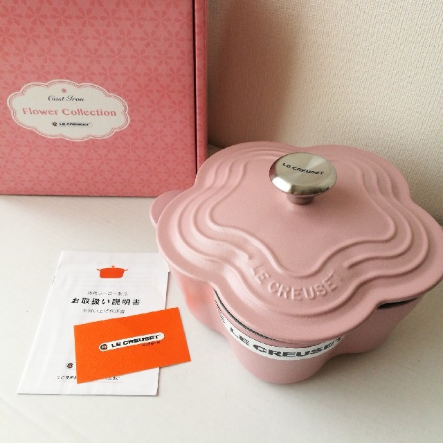 LE CREUSET(ルクルーゼ)の【新品】ル・クルーゼ　ココットフルール20cm シュガーピンク インテリア/住まい/日用品のキッチン/食器(鍋/フライパン)の商品写真