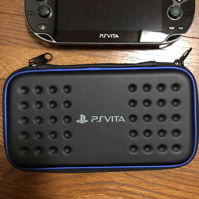 PlayStation Vita(プレイステーションヴィータ)のPlayStation Vita ポーチ付き エンタメ/ホビーのゲームソフト/ゲーム機本体(携帯用ゲーム機本体)の商品写真