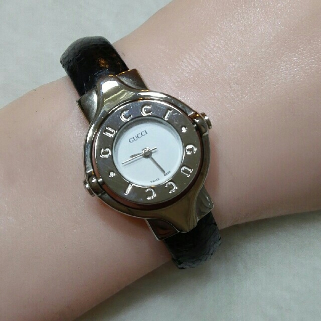 Gucci リバーシブル バングルレディースクォーツの通販 by ペペロン｜グッチならラクマ - GUCCI腕時計 特価HOT